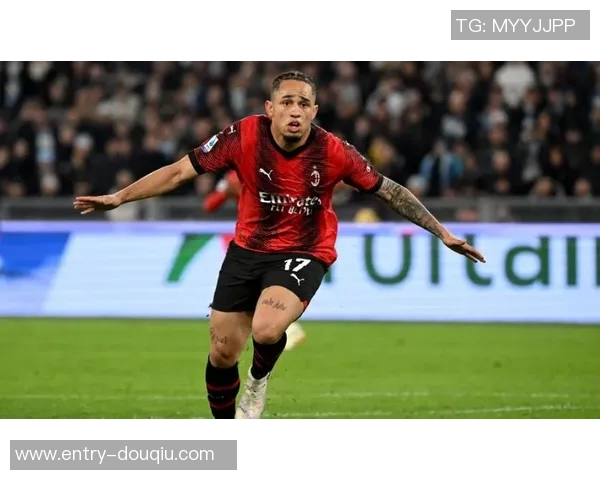 奥卡福进球瞬间意外出现沙滩球引发热刺球迷热议